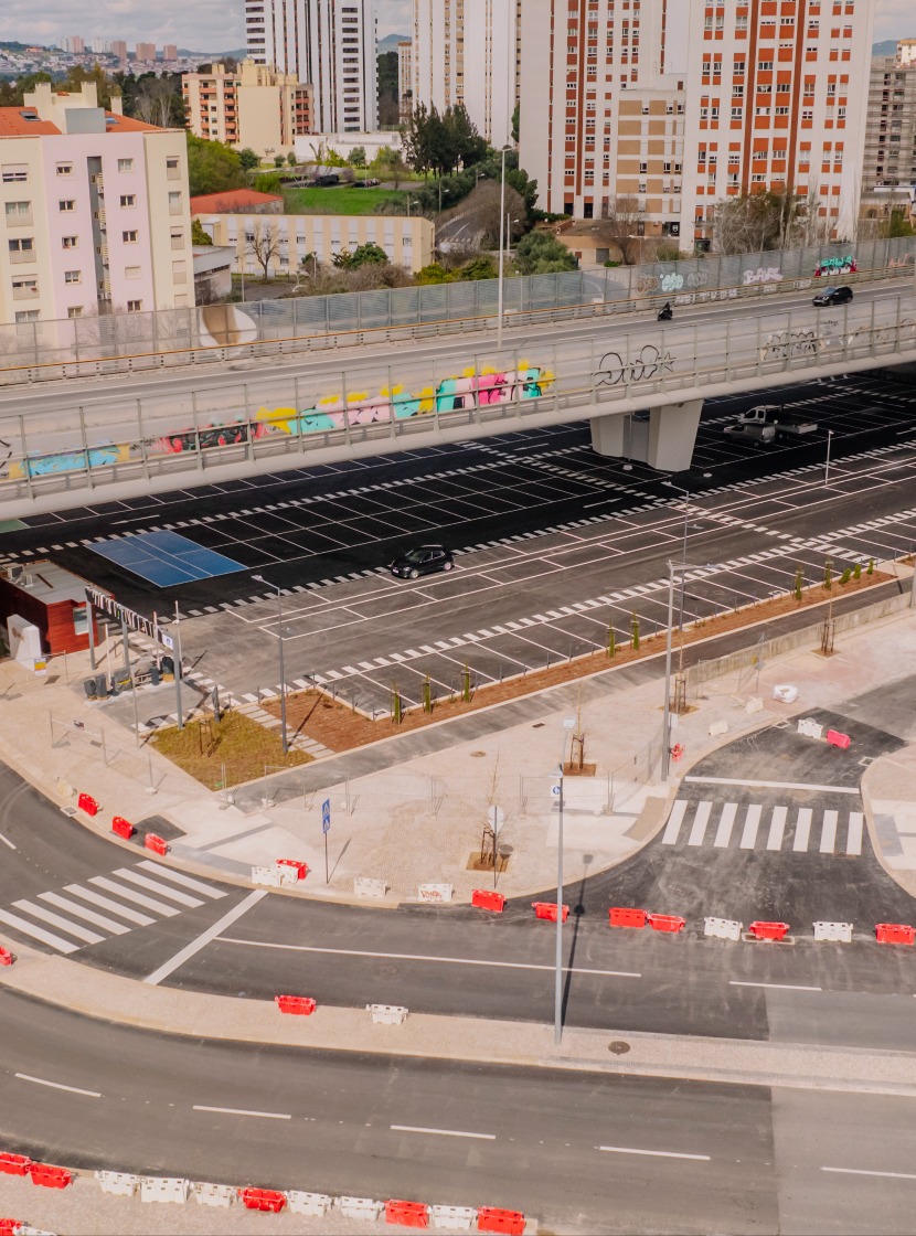 Parque de estacionamento em construção por baixo de aqueduto 