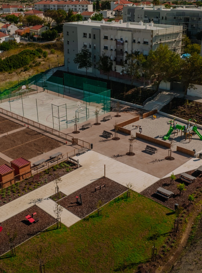 Intervenção em zona urbana, com campo de futebol, parque infantil, hortas comunitárias e ajardinamentos