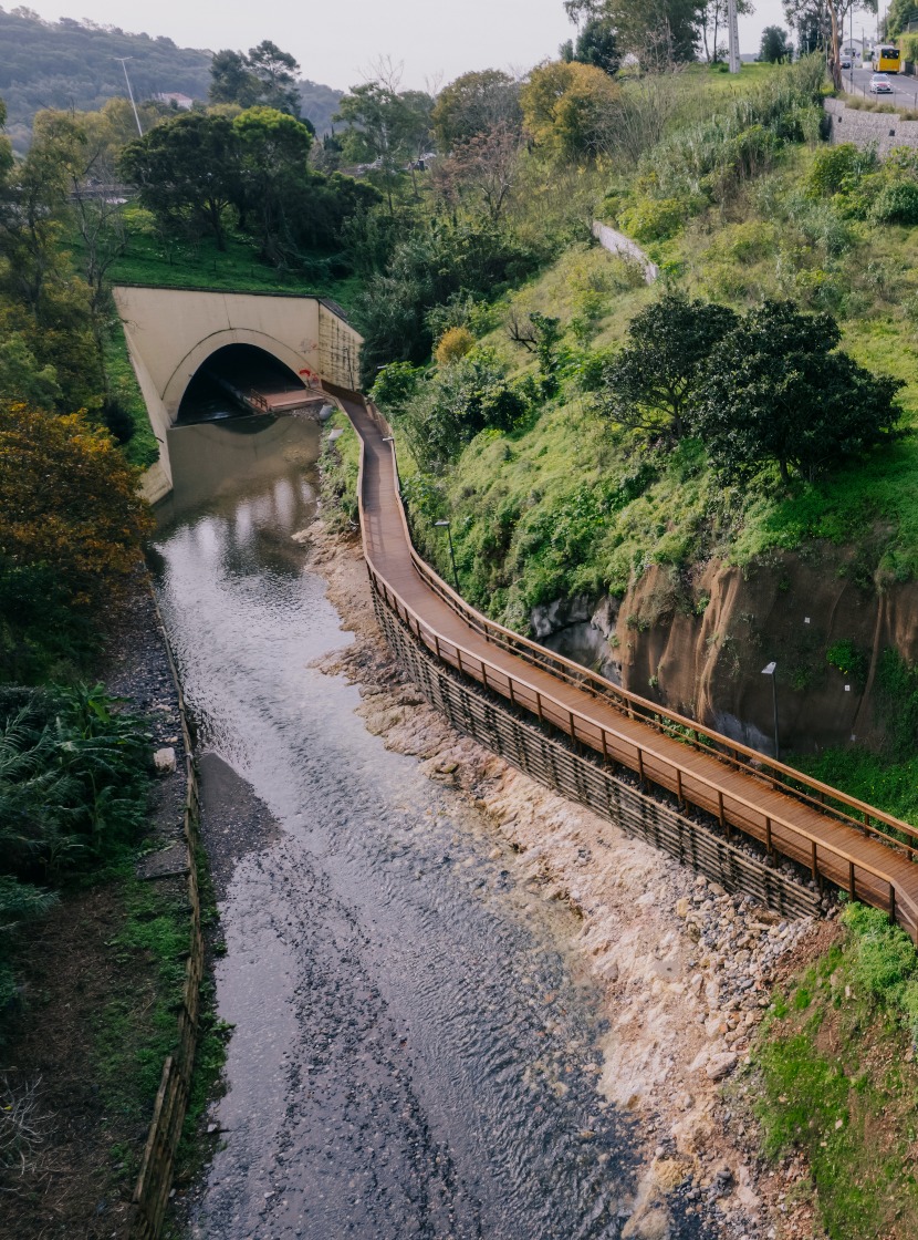 Passeio passadiço em madeira pedociclável junto ao rio