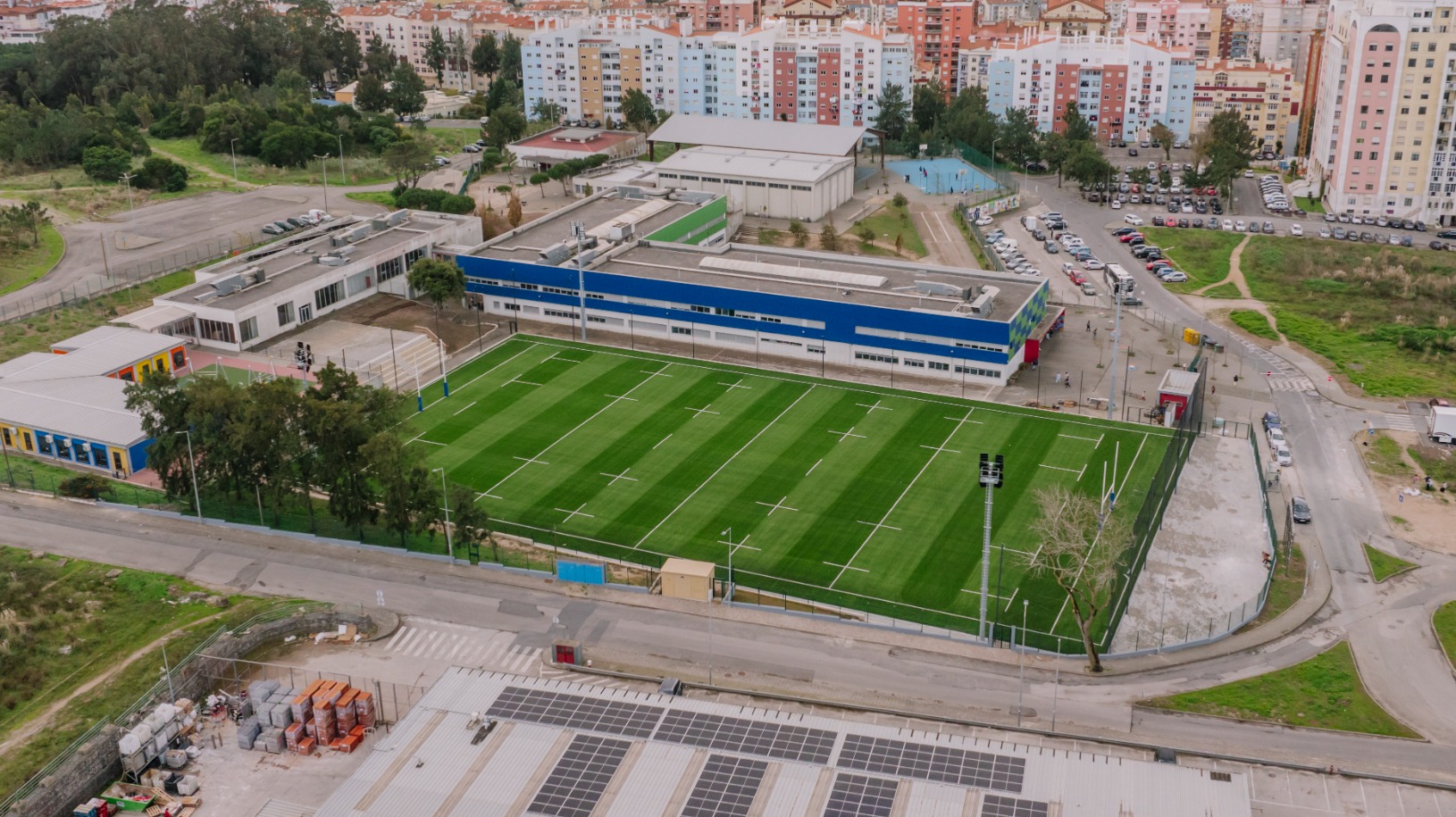 Vista aérea do campo de rugby da Escola Visconde Juromenha em Mem Martins, com relvado sintético finalizado pela Unikonstroi.