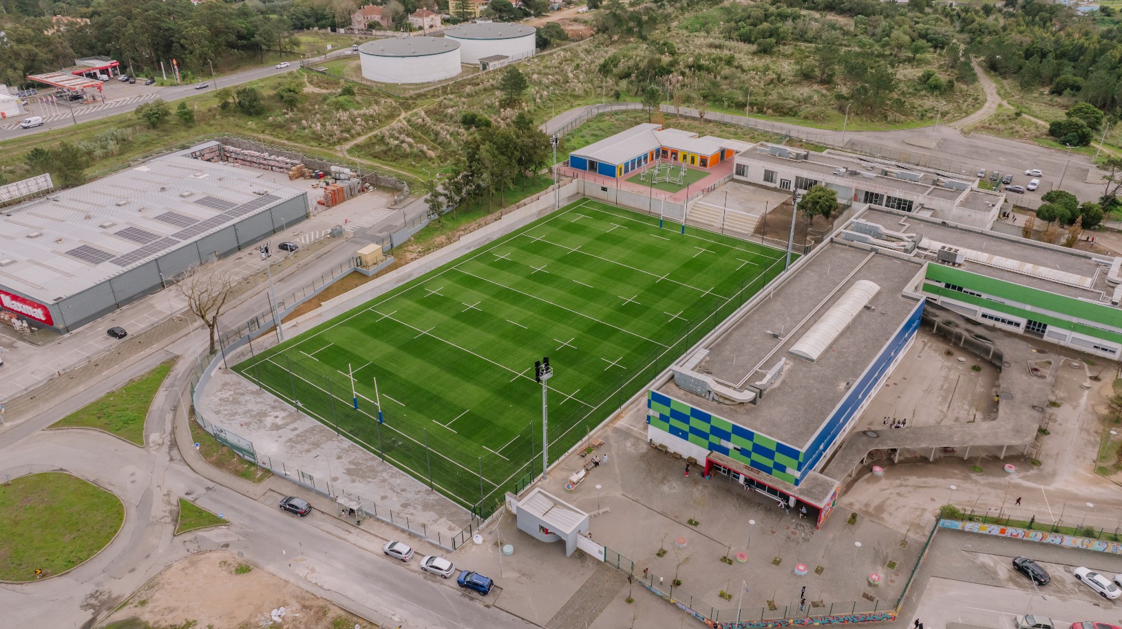 Perspetiva aérea do novo campo de rugby com marcações oficiais, construído pela Unikonstroi na Escola Visconde Juromenha.