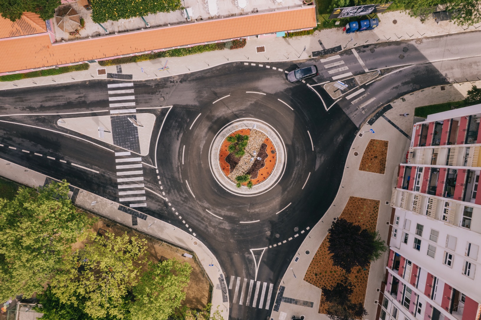 Requalificação dos arruamentos e zonas envolventes da Avenida da Quinta Grande - Alfragide, pela Unikonstroi