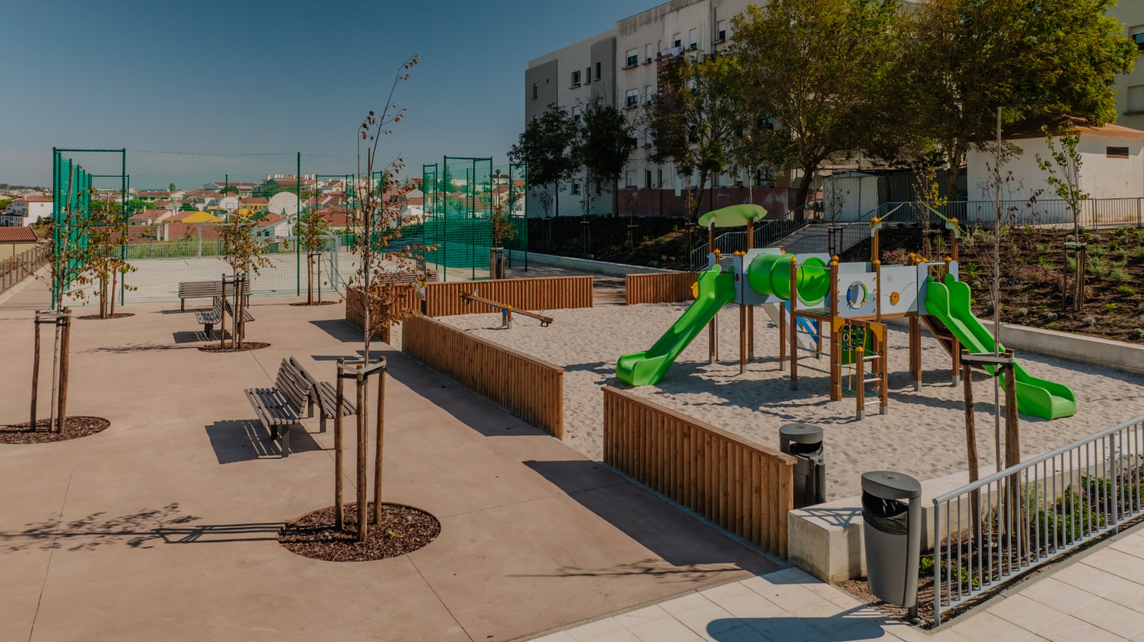 Parque infantil integrado em espaço público requalificado no Bairro Alice Cruz, pensado para famílias, crianças e convivência comunitária.
