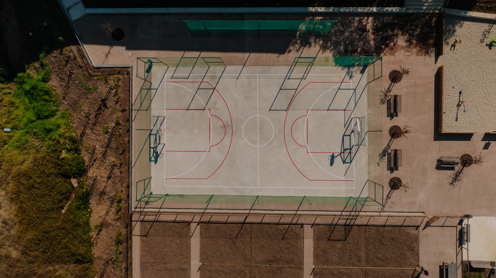 Campo desportivo integrado na requalificação urbana do Bairro Alice Cruz, promovendo desporto, inclusão social e uso ativo do espaço público.