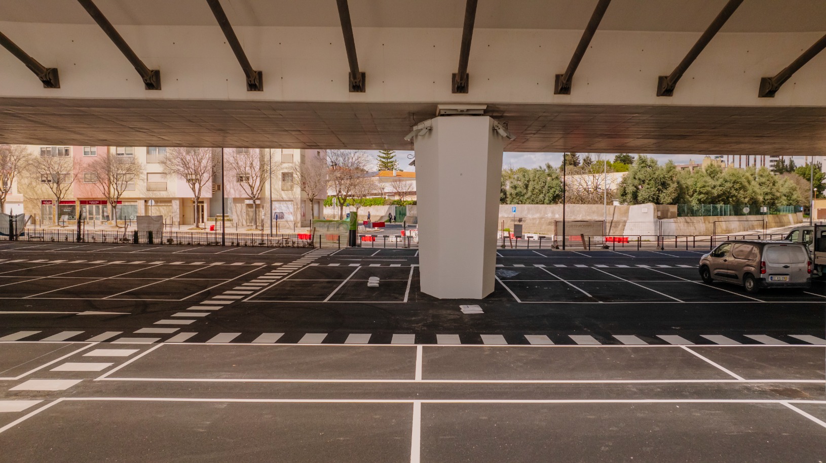 Vista inferior do aqueduto, com parque de estacionamento desenvolvido pela Unikonstroi