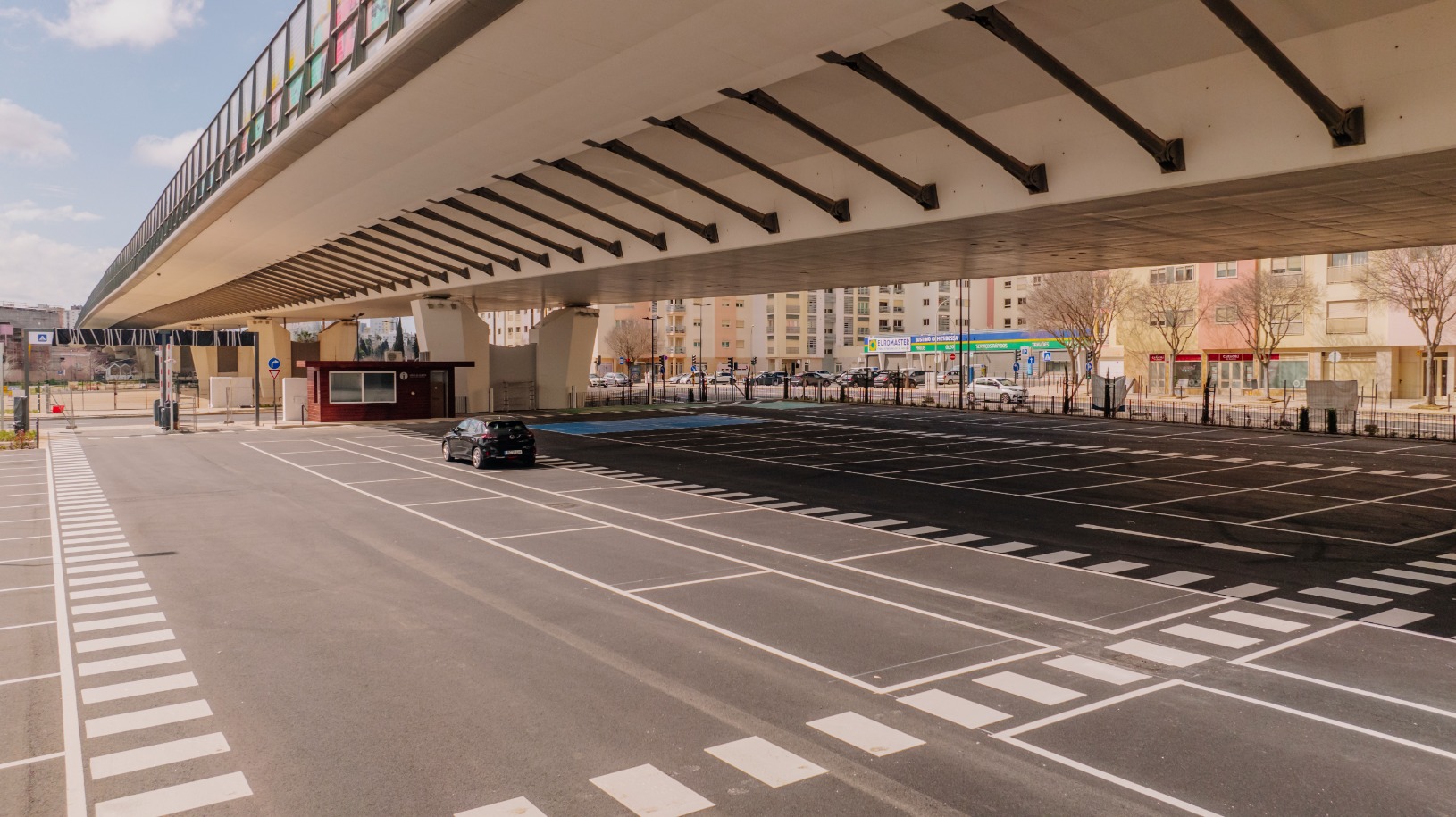 Vista inferior esquerdo do aqueduto, com parque de estacionamento desenvolvido pela Unikonstroi