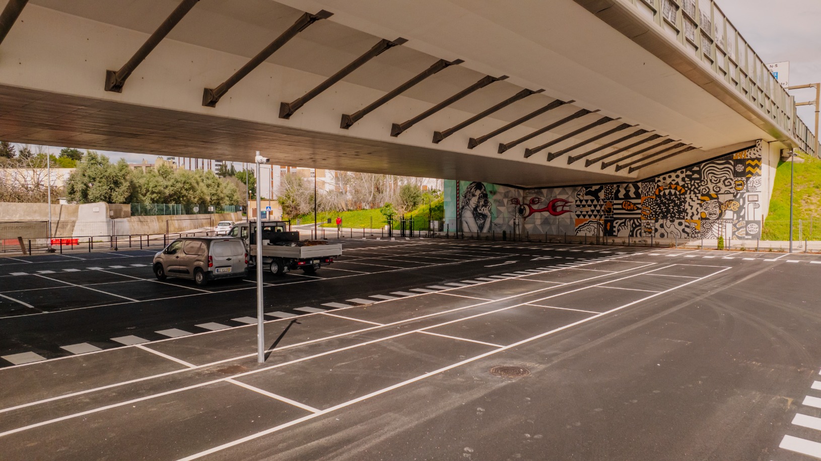 Vista inferior direta do aqueduto, com parque de estacionamento desenvolvido pela Unikonstroi