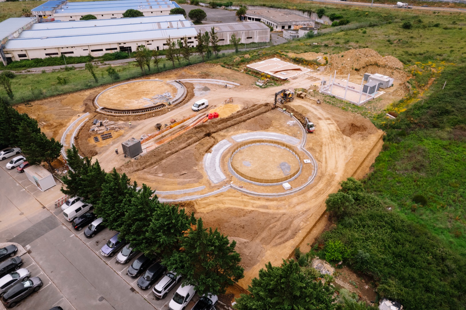 Obra em desenvolvimento de parque de lazer e canino Vale Flores. A empresa responsável pela empreitada é a Unikonstroi. 