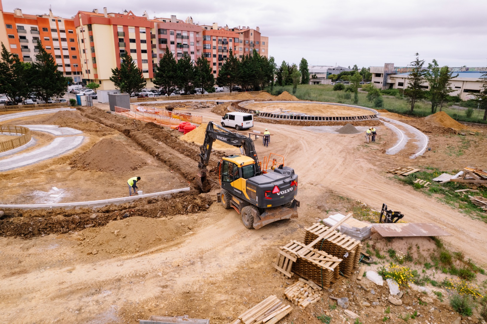 Obra em desenvolvimento de parque de lazer canino Vale Flores. A mepresa responsável pela empreitada é a Unikonstroi.