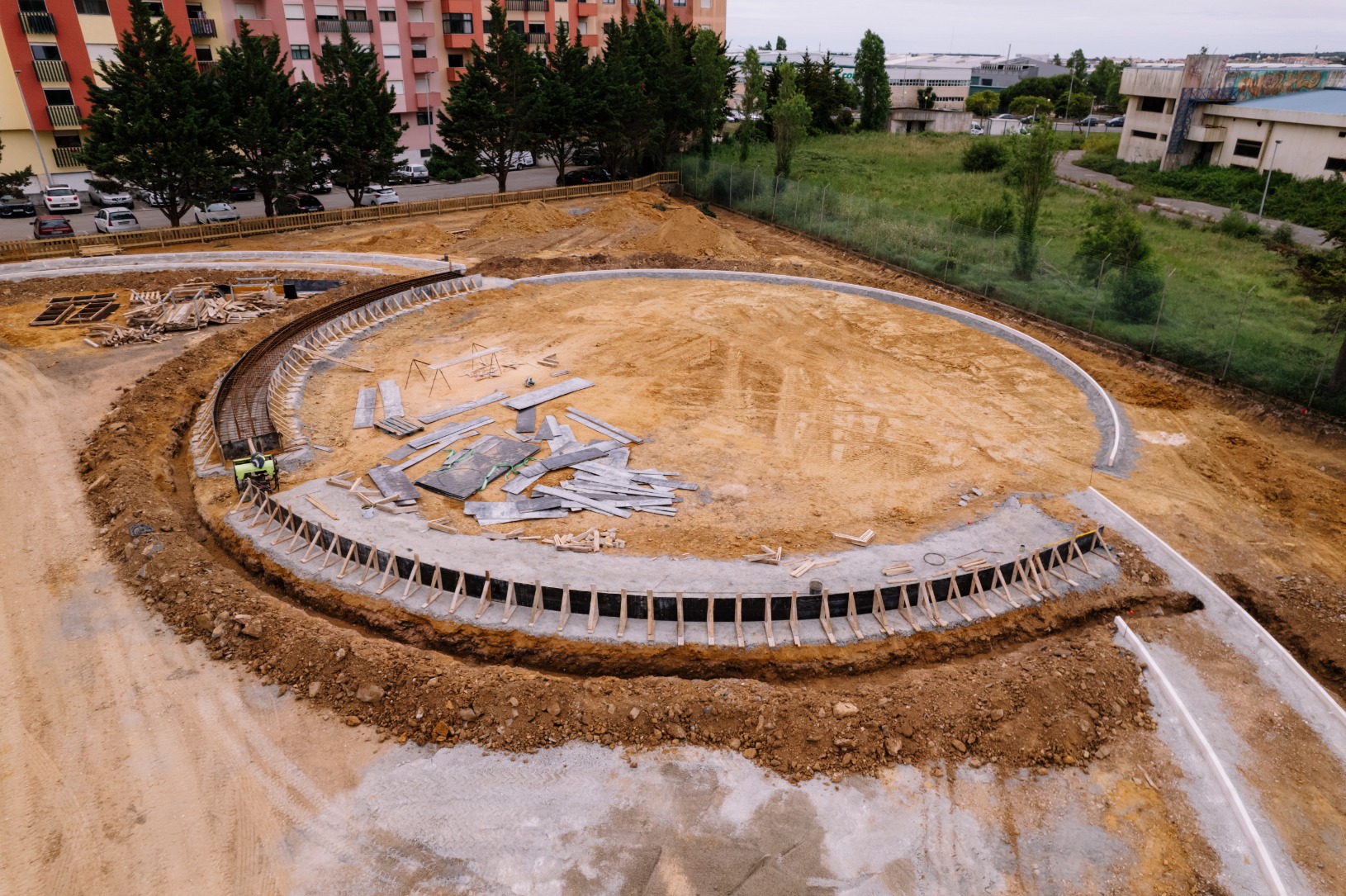 Obra em desenvolvimento de parque de lazer e canino Vale Flores. A empresa responsável pela empreitada é a Unikonstroi. 