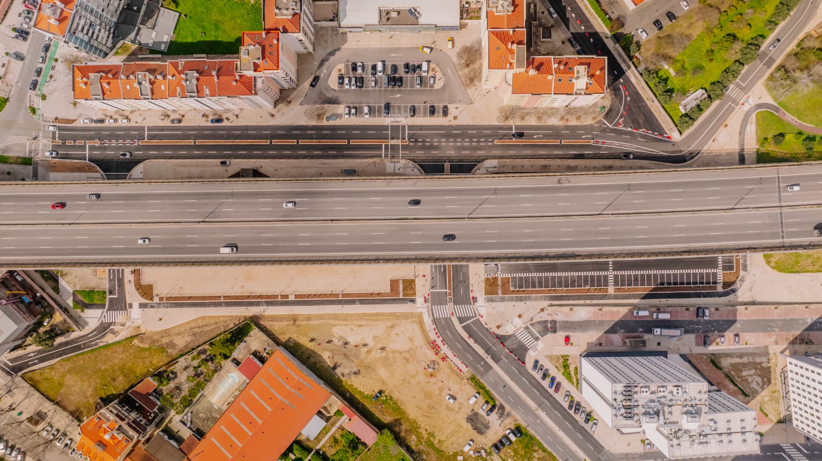 Vistá Aera Aqueduto Azinhada da cidade, com estacionamento 