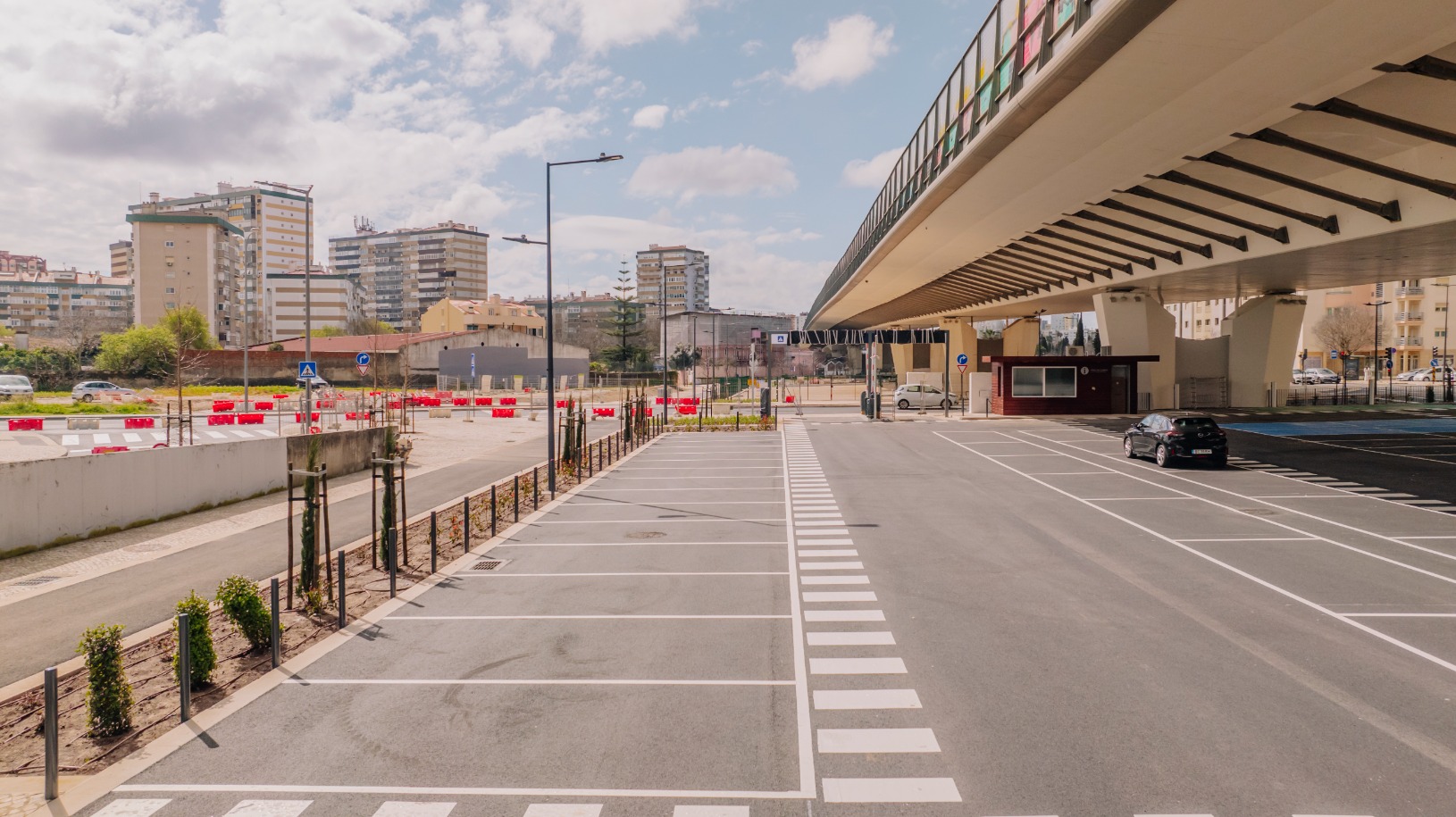 Parque de estacionamento da Emel, Aquetudo da Cidade no Lumiar. Uma obra de Unikonstroi