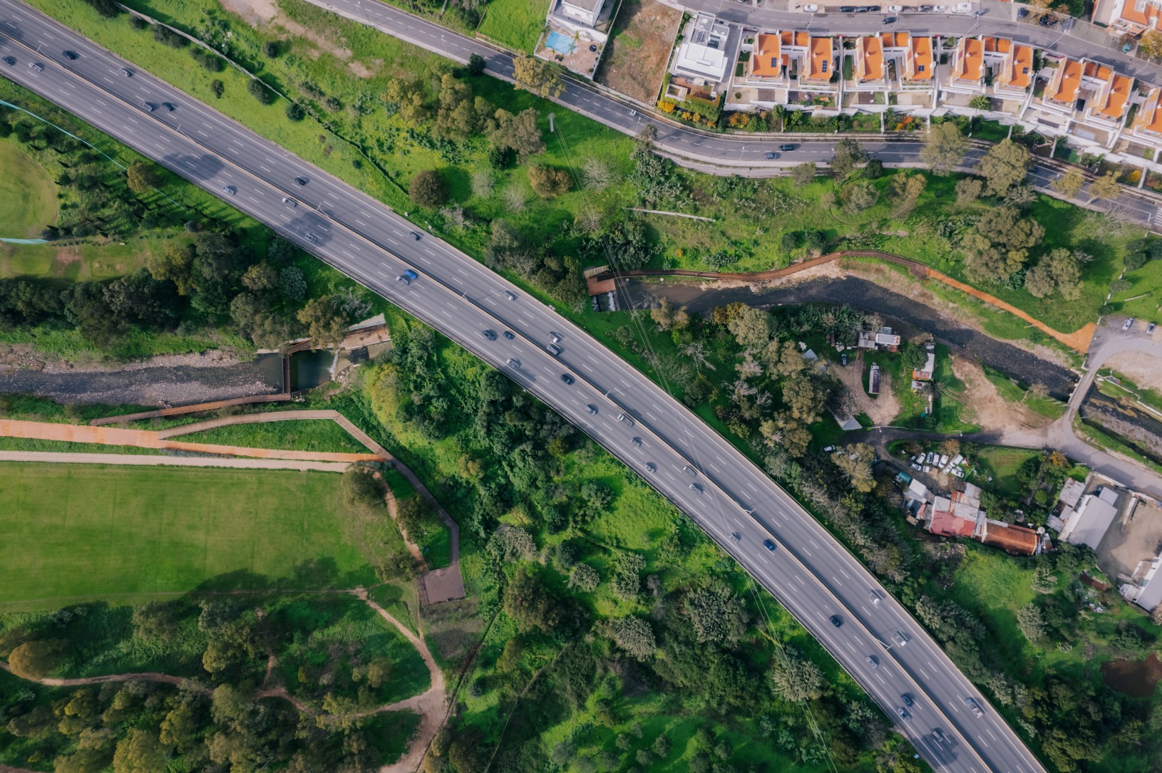passadiço pedociclável junto a um rio