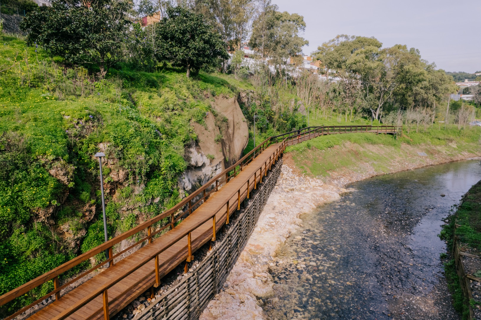 passadiço pedociclável junto a um rio