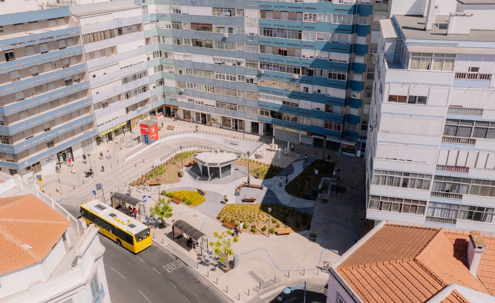 Largo urbano com quiosque e ajardinamentos